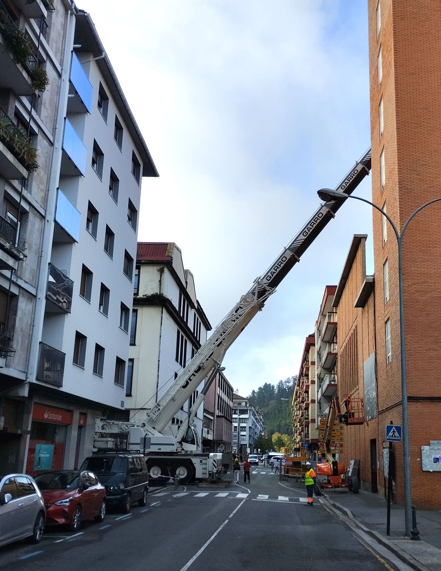 Una grúa instalada el pasado octubre procedió a desmontar el tejad