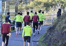 Los jugadores de la Real suben a la carrera la cuesta del Z2 de Zubieta antes de empezar la sesión de entrenamiento de ayer con Imanol esperándoles arriba