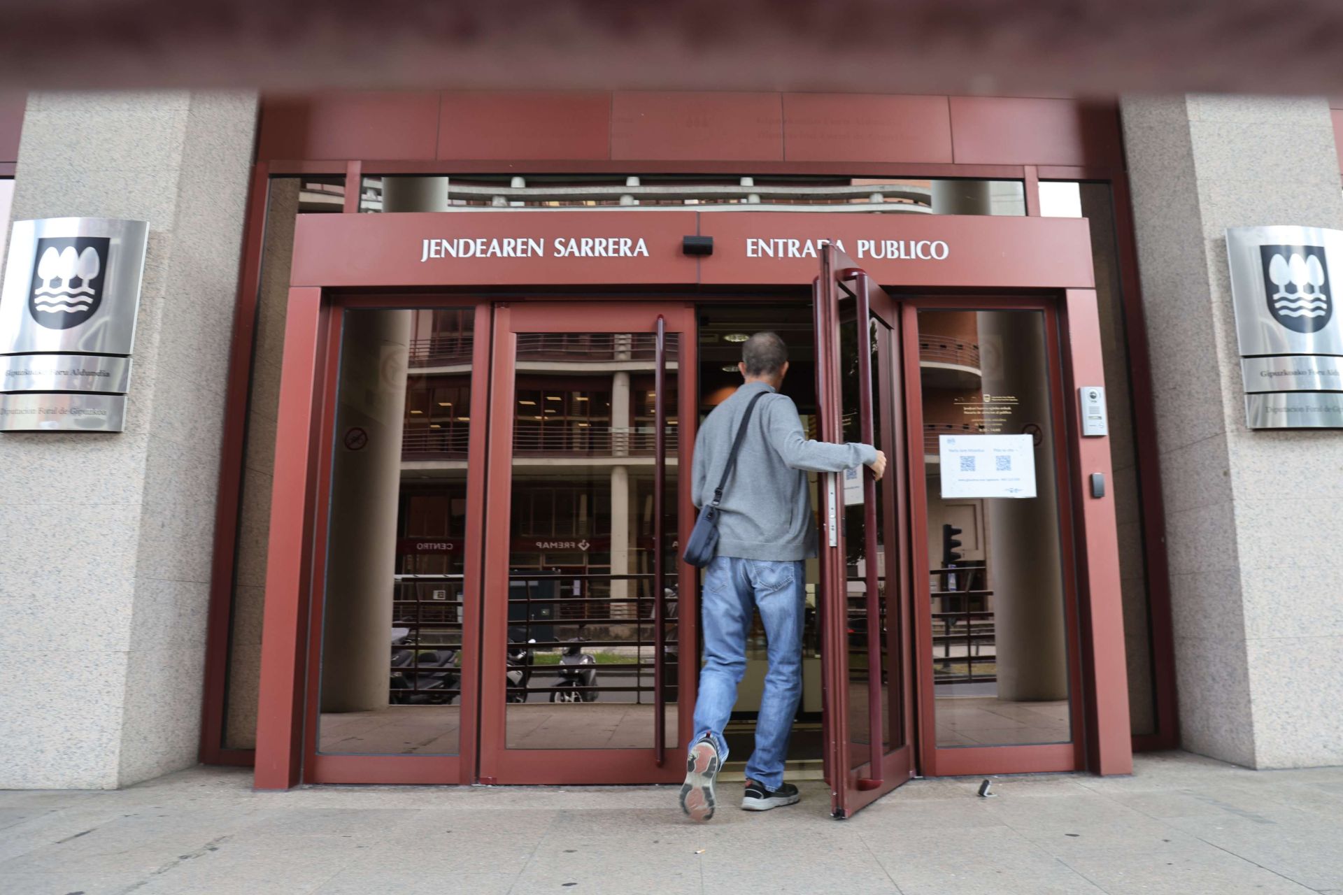 Un contribuyente accede a la sede de Hacienda en Errotaburu, Donostia.