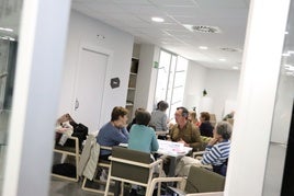 Una de las tertulias de café mensuales celebradas en la sala de estar de Landetxe.