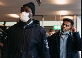 Dos jugadores del Ajax viajan hasta San Sebastián con mascarilla.