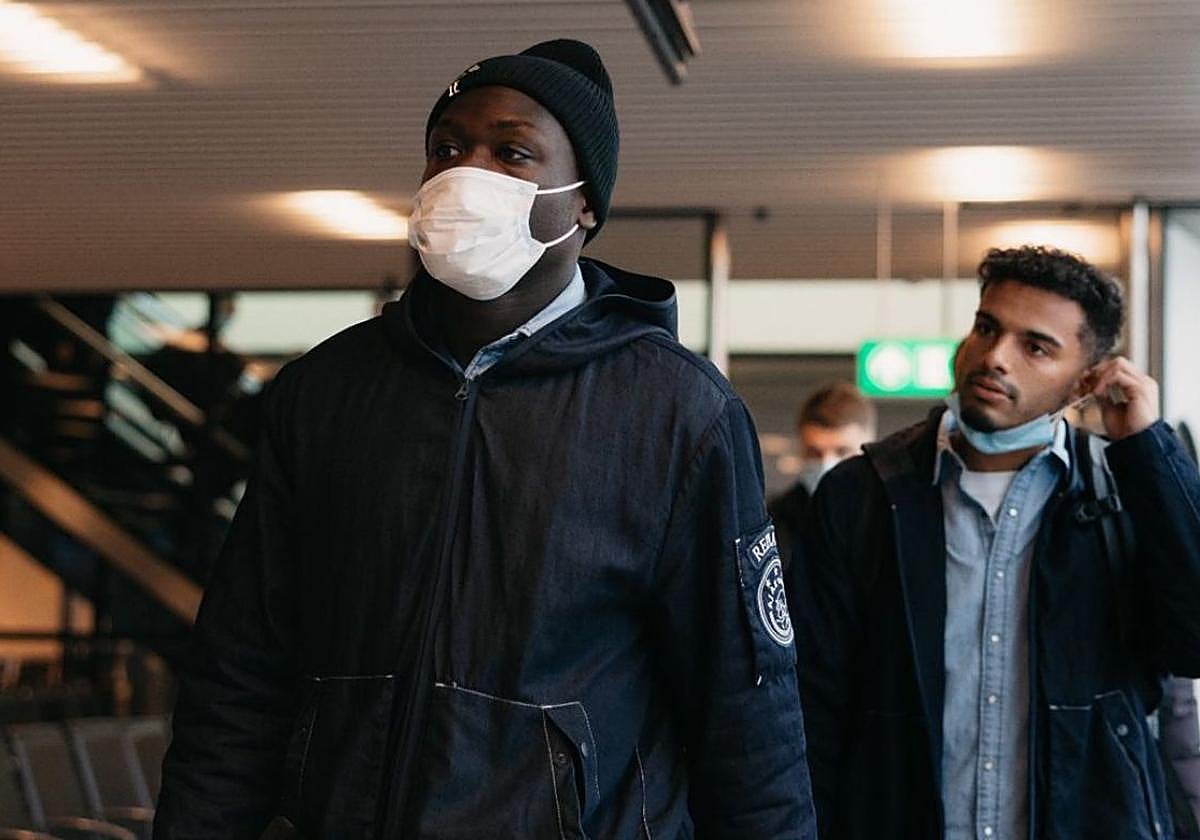 Dos jugadores del Ajax viajan hasta San Sebastián con mascarilla.