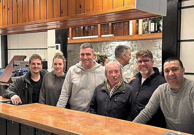 Ibai, de ayer a hoy. El actual equipo y Alicio Garro, fundador, en el local.