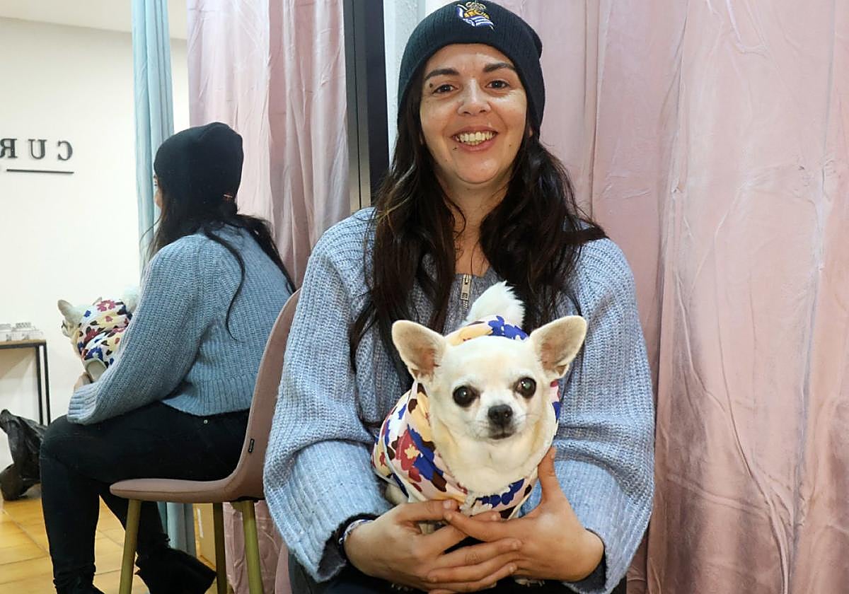 Naiara y 'Lisi', 'Lisi' y Naiara, a ambos lados del espejo del local de moda que pronto abrirá Aitziber.