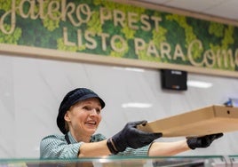 Una empleada de la sección 'Listo para Comer', de Mercadona.