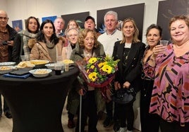 La homenajeada, Maite Comas, acompañada de su familia.