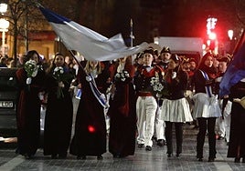Cantineras y abanderadas del Club Canatábrico en la parte delantera de la Tamborrada.