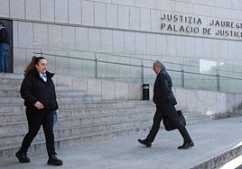 Una persona accede al Palacio de Justicia de San Sebastián, mientras otra sale de él