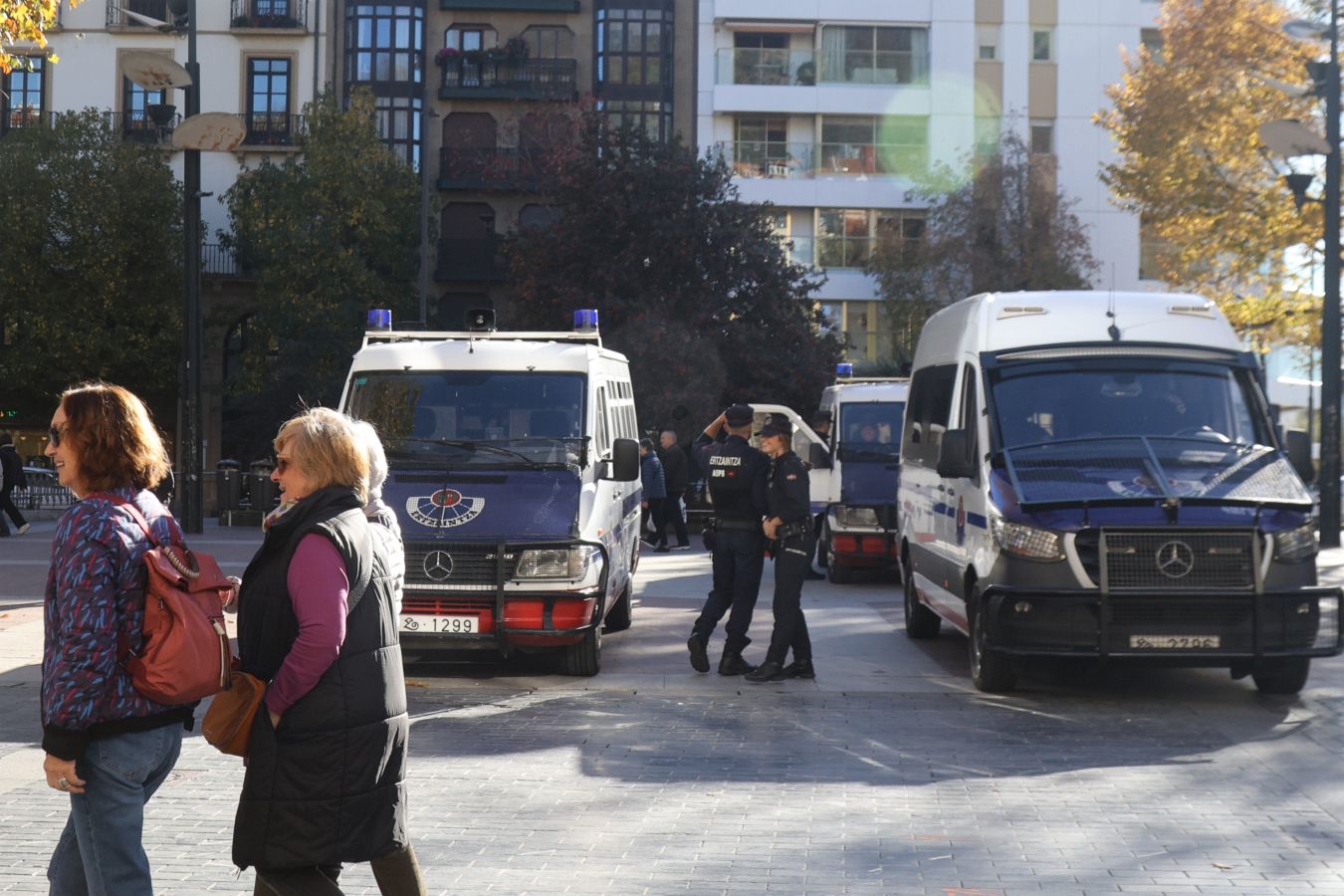 Baño en La Concha y cerveza: la afición del Ajax disfruta de Donostia