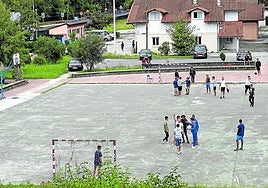 Varios menores juegan en el patio de un centro de menores de Amorebieta
