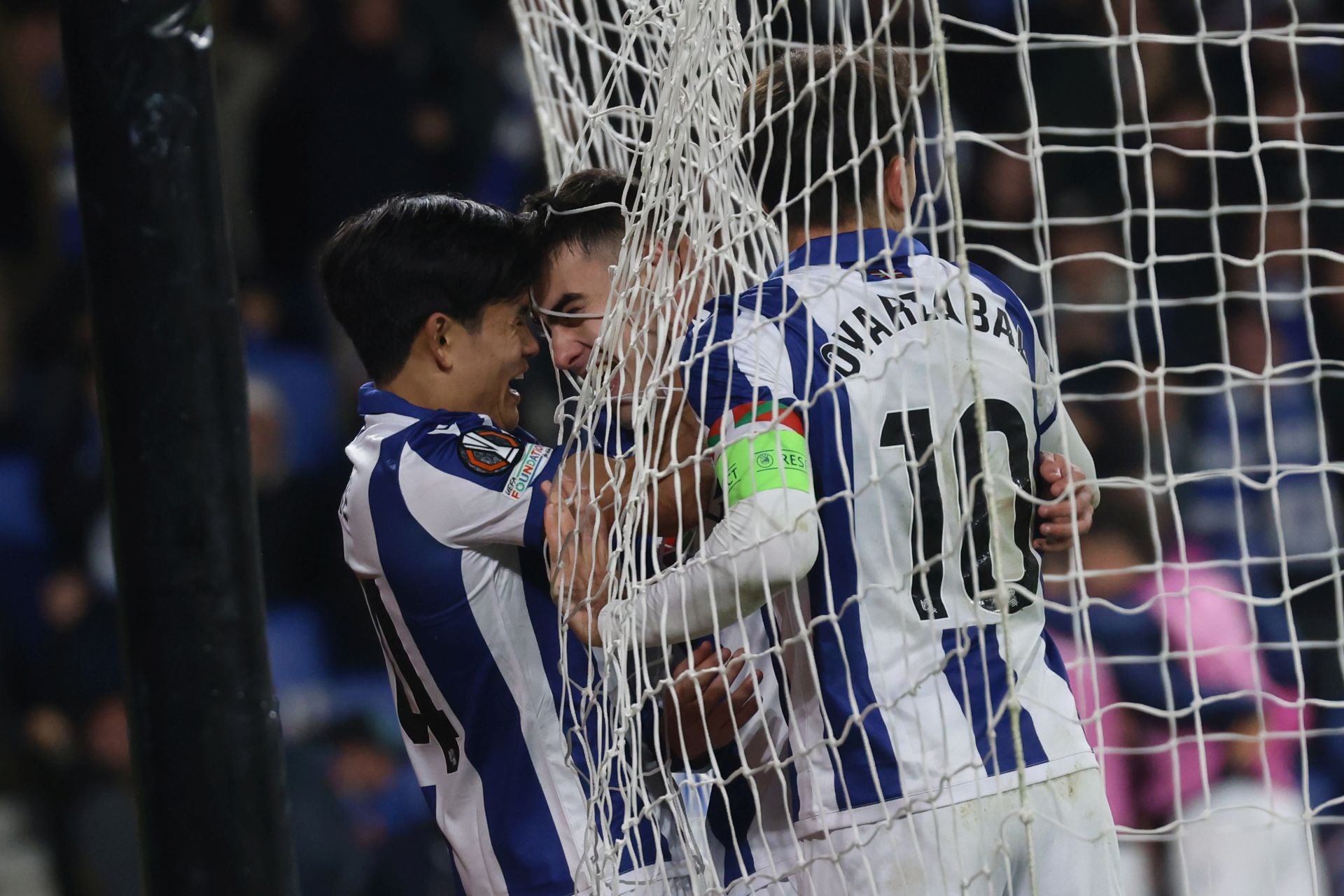 Kubo y Oyarzabal abrazan a Barrene tras el primer gol del donostiarra.