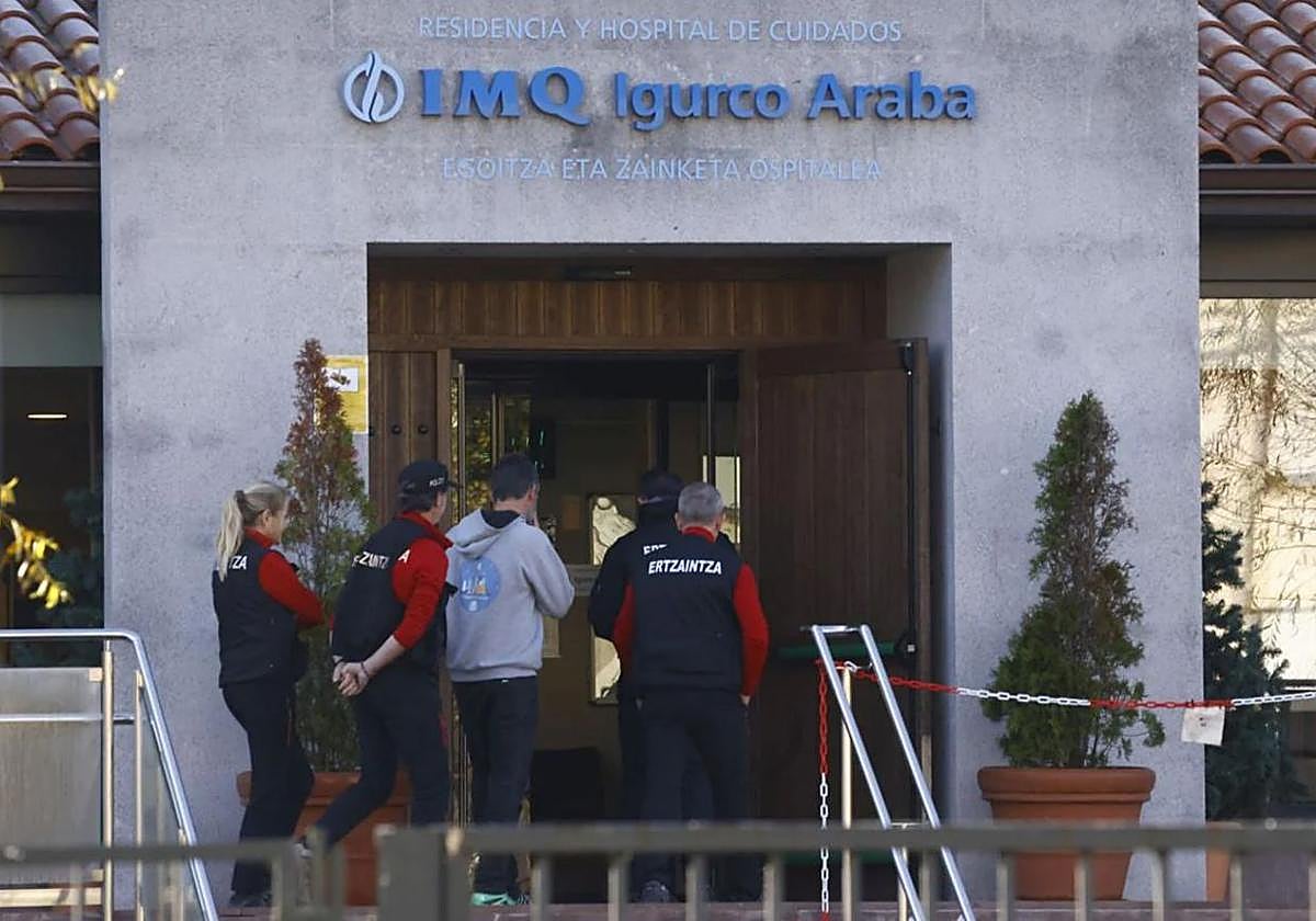 Ertzainas acceden al interior de la residencia de mayores.