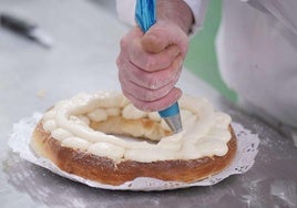 Imagen de archivo de un reportero elaborando un Roscón de Reyes en un obrador de San Sebastián.