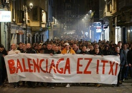 Trabajadores de Astilleros Balenciaga, durante la manifestación de ayer en Zumaia.