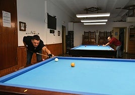Dos jugadores de billar a tres bandas practican en el casino de Toribio Etxebarria, 18.