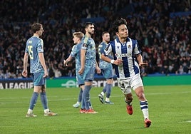 Take Kubo celebra su gol al Ajax de Amsterdam, el segundo de su equipo