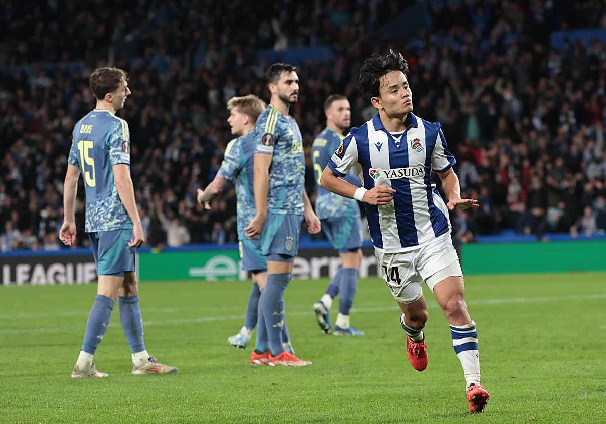 Take Kubo celebra su gol al Ajax de Amsterdam, el segundo de su equipo