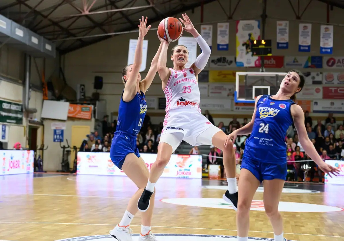 La australiana Madeleine Garrick lanza en suspensión en la pista del Charnay.