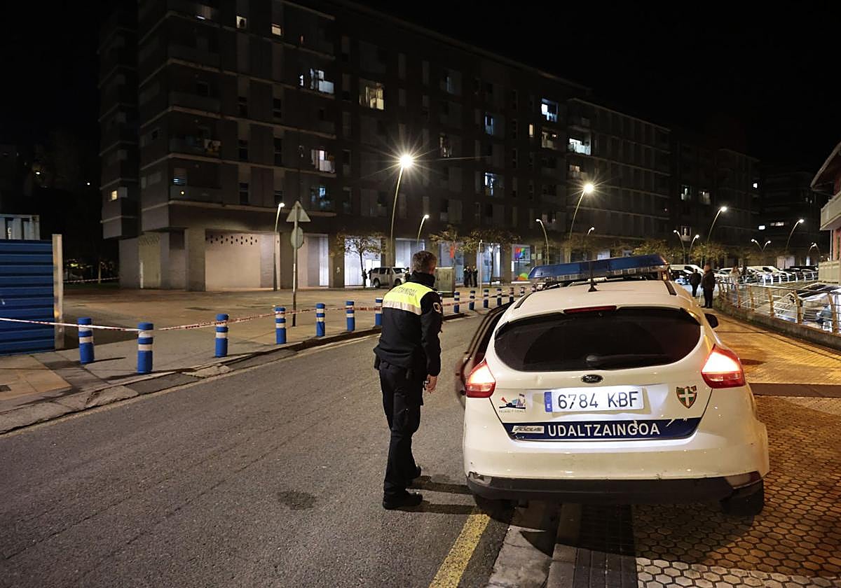 Una patrulla de la Policía Local de Pasaia en el lugar de los hechos.