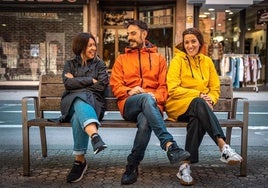 Maite Olaizola, el encargado de redes Gari, y Maite, en el exterior de Kalima.