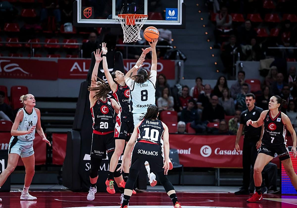 Lara González entra a canasta ante la defensa de dos jugadoras del Zaragoza.