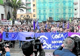 Centenares de personas participaron en el acto de repulsa del crimen machista organizado ayer al mediodía en la plaza Biteri de Pasai Antxo.