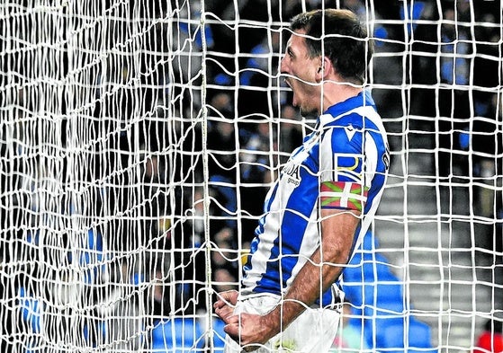 Mikel Oyarzabal celebra el 1-0 del equipo este domingo en Anoeta.