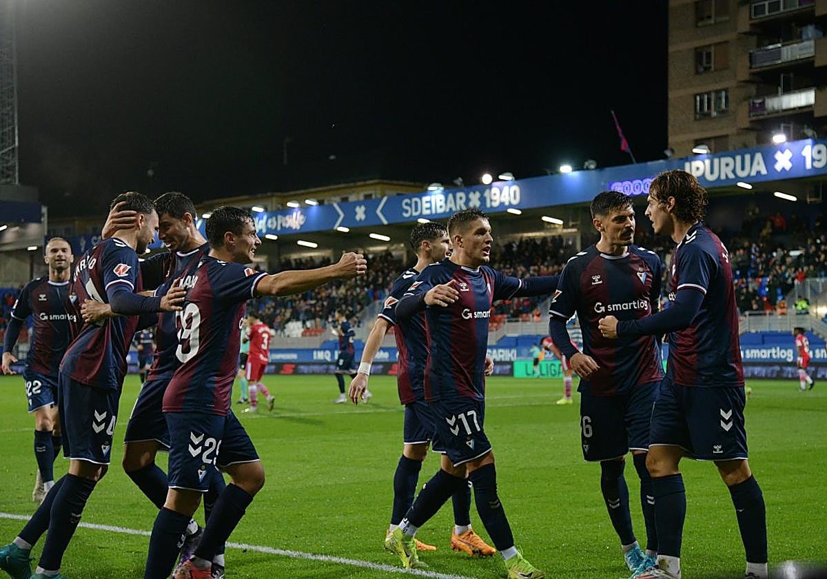 Los jugadores armeros corren a felicitar a Pascual, a laderecha, tras marcar este el gol de la victoria.