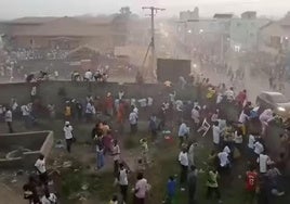 Gente peleándose en Nzerekore, Guinea.