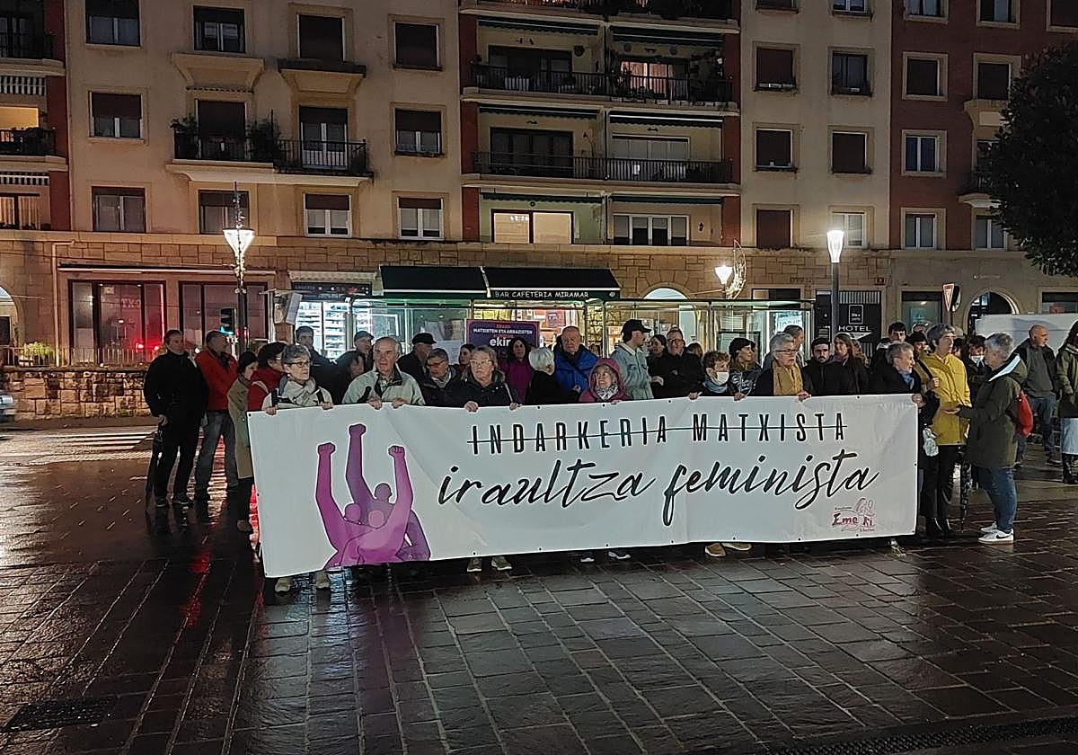 Concentración en Hondarribia en repulsa al crimen machista de Pasai Antxo.
