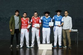 : Los finalistas con sus respectivas txapelas y trofeos junto a los representantes de E-Remonte y Ayuntamiento.