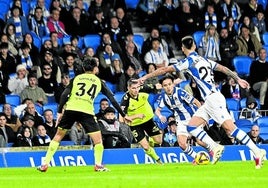 Brais Méndez indica a Take Kubo dónde le tiene que poner el balón durante una fase ofensiva de la Real, ayer en el estadio de Anoeta.