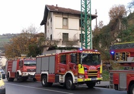 Camiones de bomberos frente al edificio