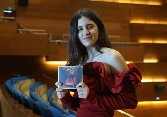 La cantautora Izaro, este lunes en el Kursaal, con la edición física de 'Izaro gabonetan'.