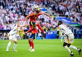 Mikel Merino empuja el balón a portería ante la defensa de Alemania.