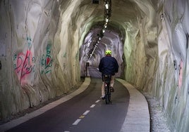 Un hombre circula por el túnel para ciclistas que conecta Morlans con el Antiguo.