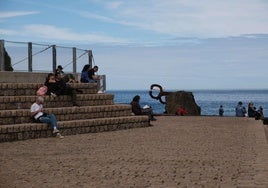 Un muro de seguridad separa a los visitantes de la ladera desde hace ocho años ante la caída de piedras desde el monte Igeldo.