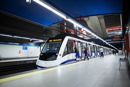 Imagen de uno de los trenes de CAF que circulan por el metro de Madrid.