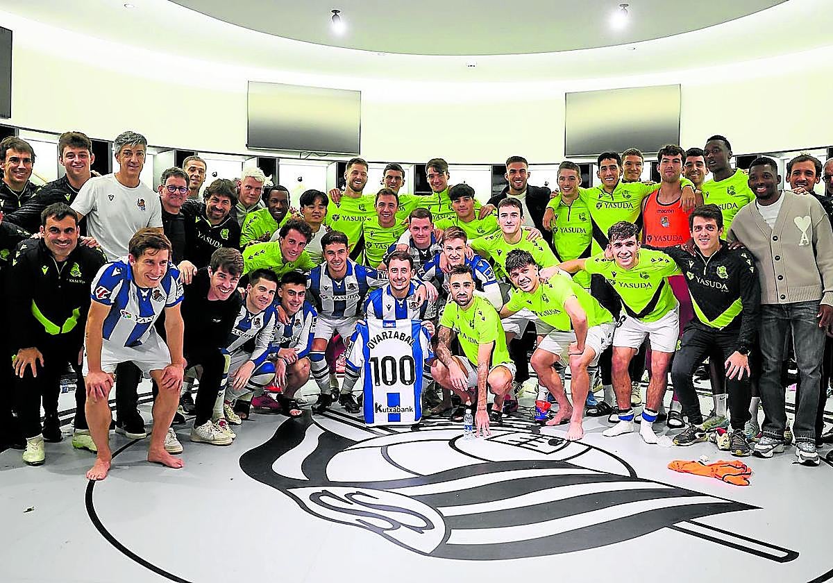 Jugadores y miembros del staff celebran en el vestuario la victoria y el gol número 100 del capitán.