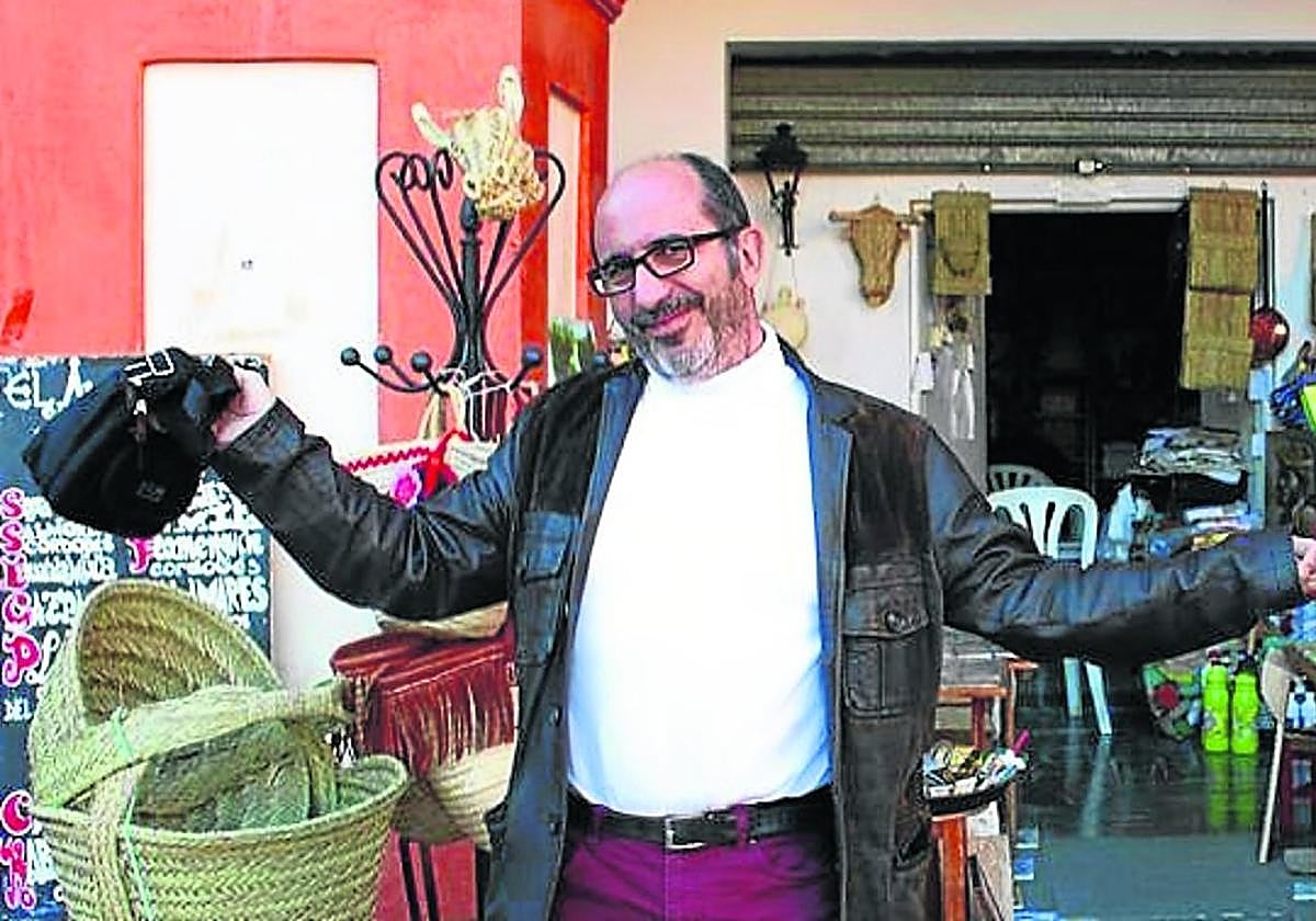 Enrique Sánchez Romero, autor del libro sobre el viaje, imita un gesto de McCartney en Córdoba.