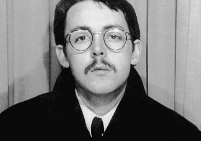 Con bigote. Foto que se hizo Paul McCartney en 1966 para su pasaporte, justo antes de emprender el viaje que le traería a Donostia.