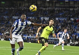 Sadiq se dispone a rematar el balón ante la atenta mirada de Bartra el domingo en el Reale Arena