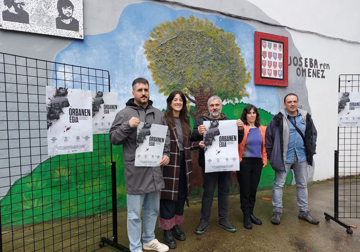 Los dos autores del documental junto a responsables municipales en la presentación del audiovisual.