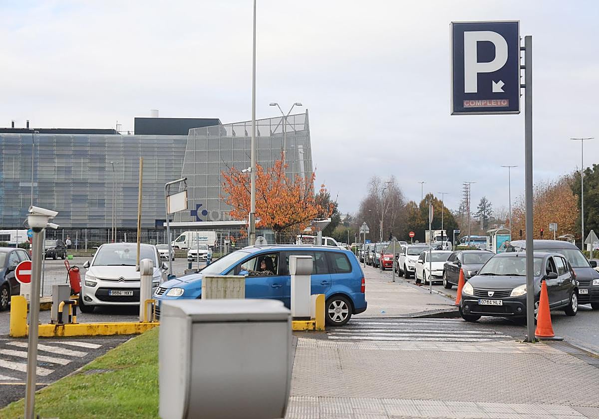 Una hilera de coches espera para acceder el parking del Hospital.