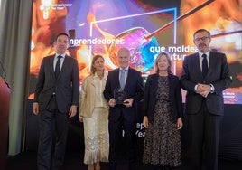 Sergio de Miguel-Jessel (Julius Baer), María Navarro (Iese). Javier Roquero (Salto), Eider Mendoza (Diputación de Gipuzkoa) y Pablo Sanz (EY) posan durante el evento de este martes en el María Cristina.