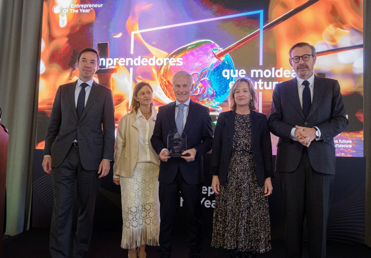 Sergio de Miguel-Jessel (Julius Baer), María Navarro (Iese). Javier Roquero (Salto), Eider Mendoza (Diputación de Gipuzkoa) y Pablo Sanz (EY) posan durante el evento de este martes en el María Cristina.