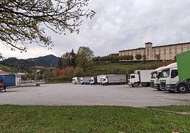 Solar en Iurreamendi usado como parking de camiones donde se plantea construir un hospital .