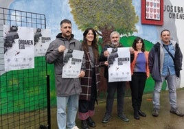 Los dos autores del documental junto a responsables municipales en la presentación que tuvo lugar ayer.