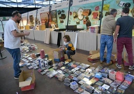 Últimos retoques en los stands de Landako para tener todo listo de cara al pistoletazo de salida.