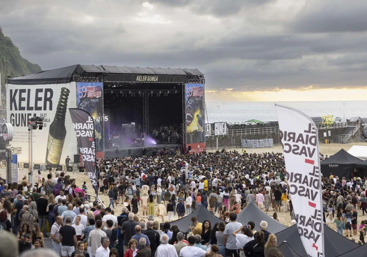 La playa de La Zurriola es el escenario cada verano de conciertos del Jazzaldia.